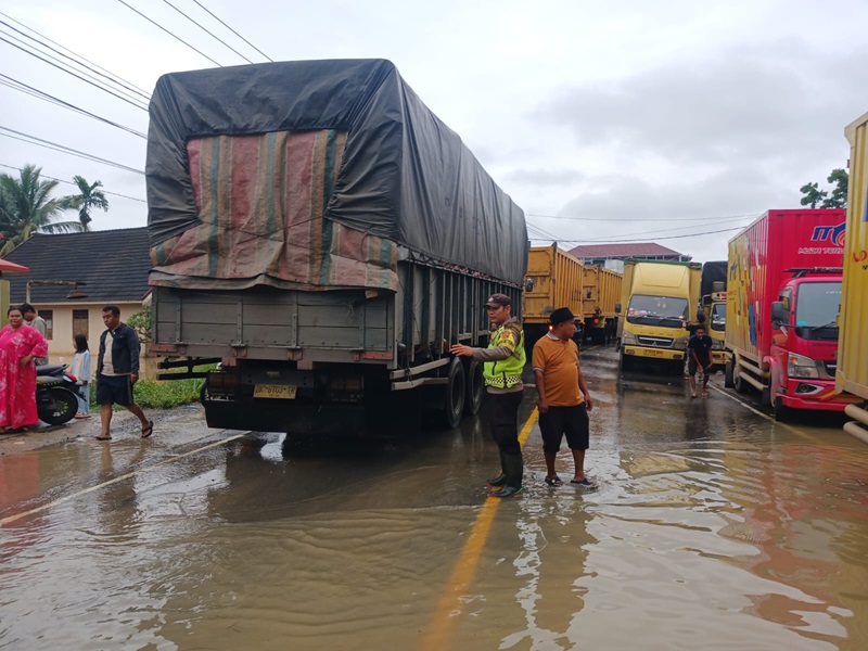 Hujan Deras, Jalintim di Jambi Banjir, Macet Panjang dan Pengemudi Wajib Waspada