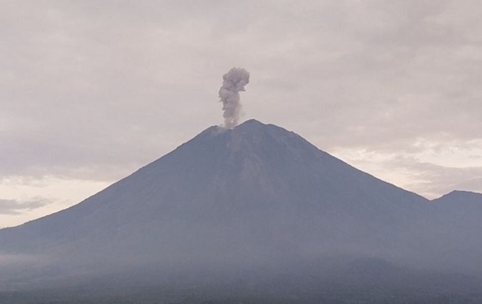 Gunung Semeru Erupsi 5 Kali Pagi Ini, Warga Diminta Waspada