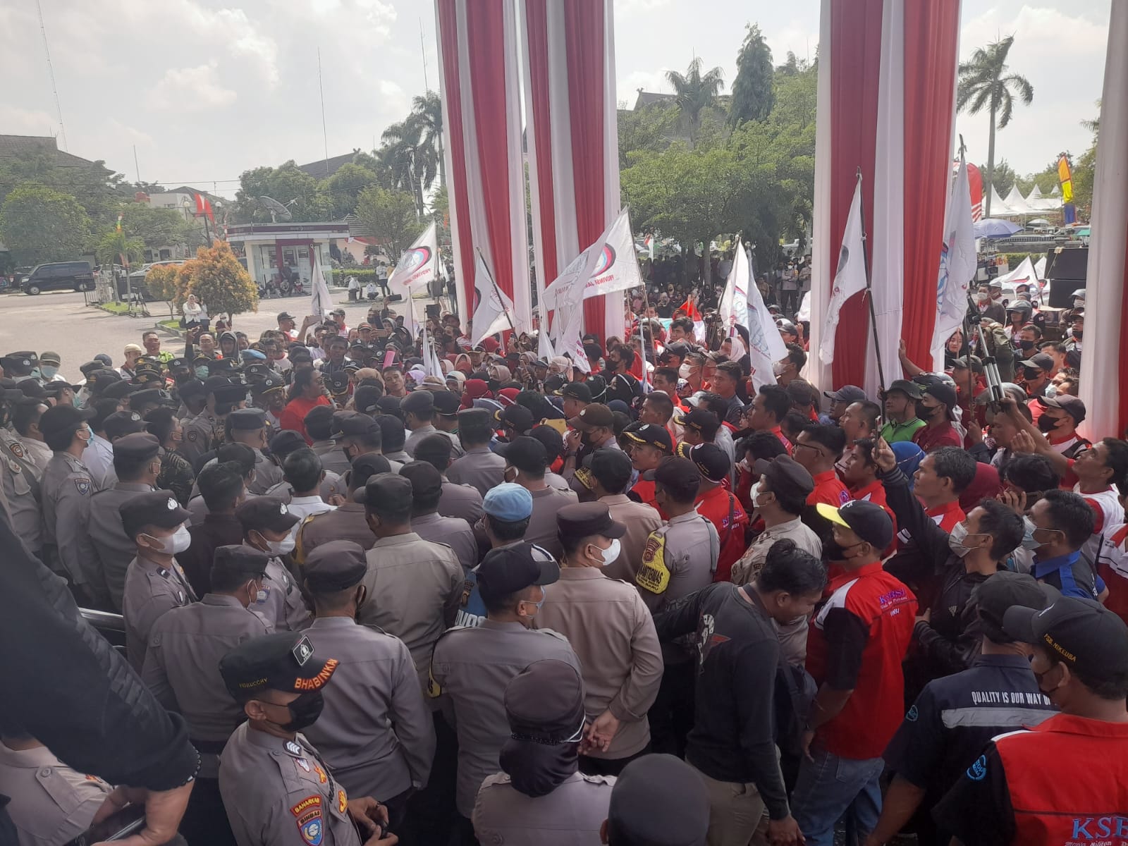 Ratusan Massa Buruh KSBSI Jambi Geruduk Gedung DPRD, Sampaikan Hal Ini