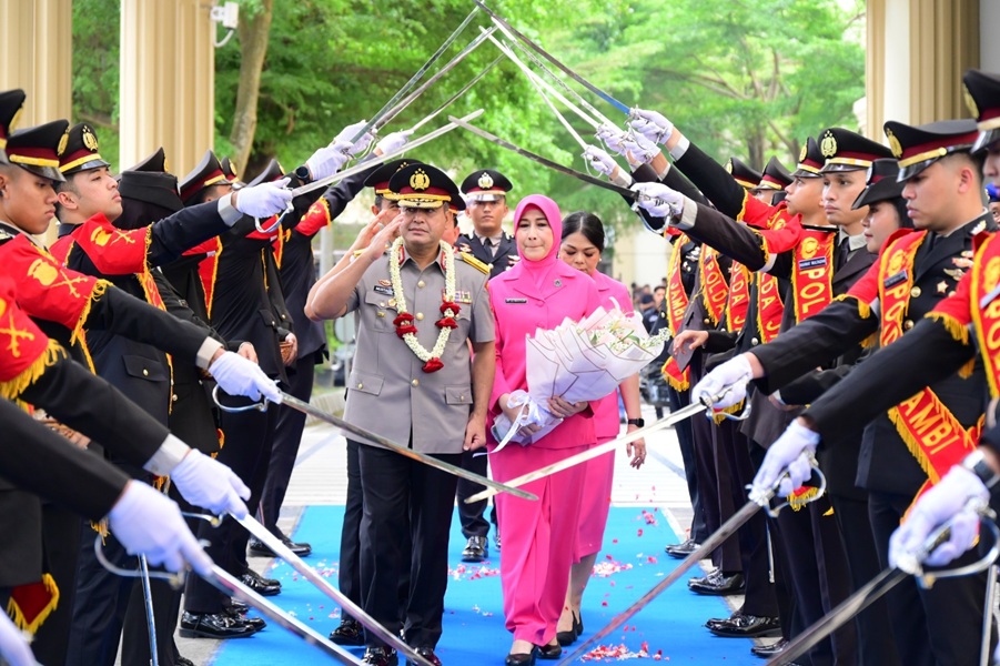 Penuh Haru dan Makna! Kapolda Jambi Pimpin Langsung Pelepasan Wakapolda, Tradisi Pedang Pora Jadi Saksi