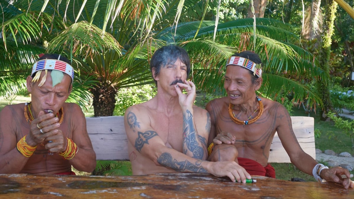 Vokalis RHCP Anthony Kiedis Bersantai di Kepulauan Mentawai Sumbar Bareng Warga Lokal