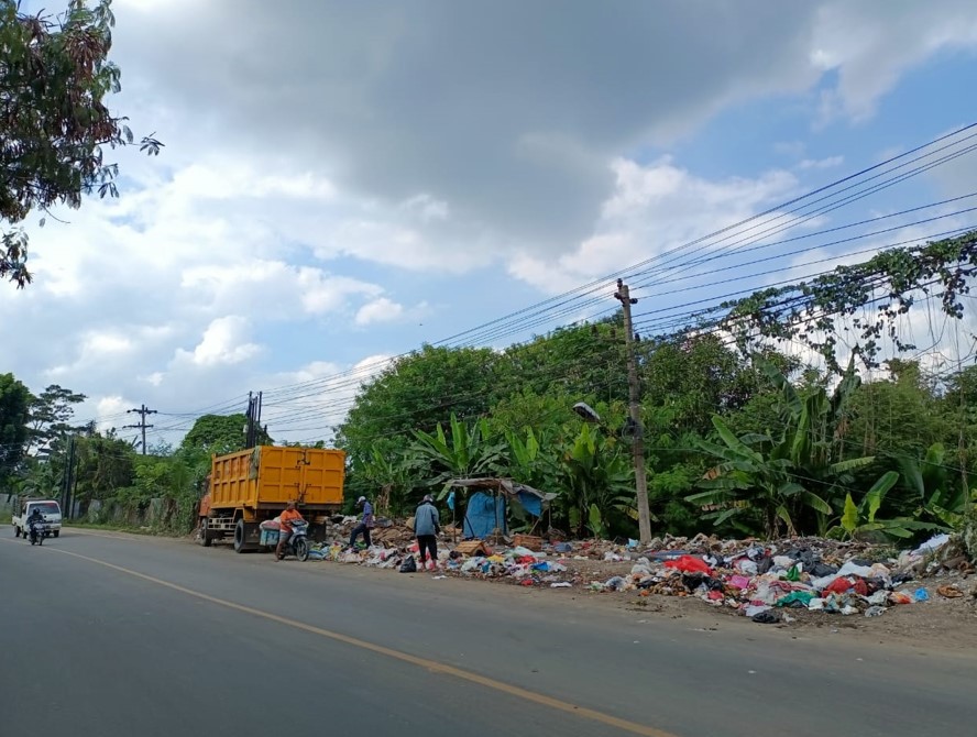 Waduh! Sampah di Jalan Lintas Timur Talang Bakung Masih Menumpuk, Begini Respon Lurah