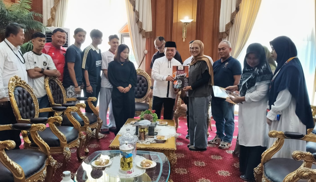 Apresiasi Prestasi Atlet, Gubernur Al Haris Berangkatkan Orang Tua Peraih Emas PON Aceh–Sumut untuk Umroh