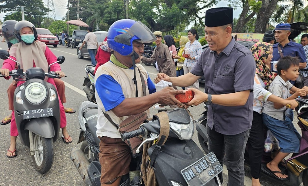 Transformasi Positif! Polres Sarolangun Gandeng Eks Geng Motor Berbagi Takjil di Bulan Ramadan