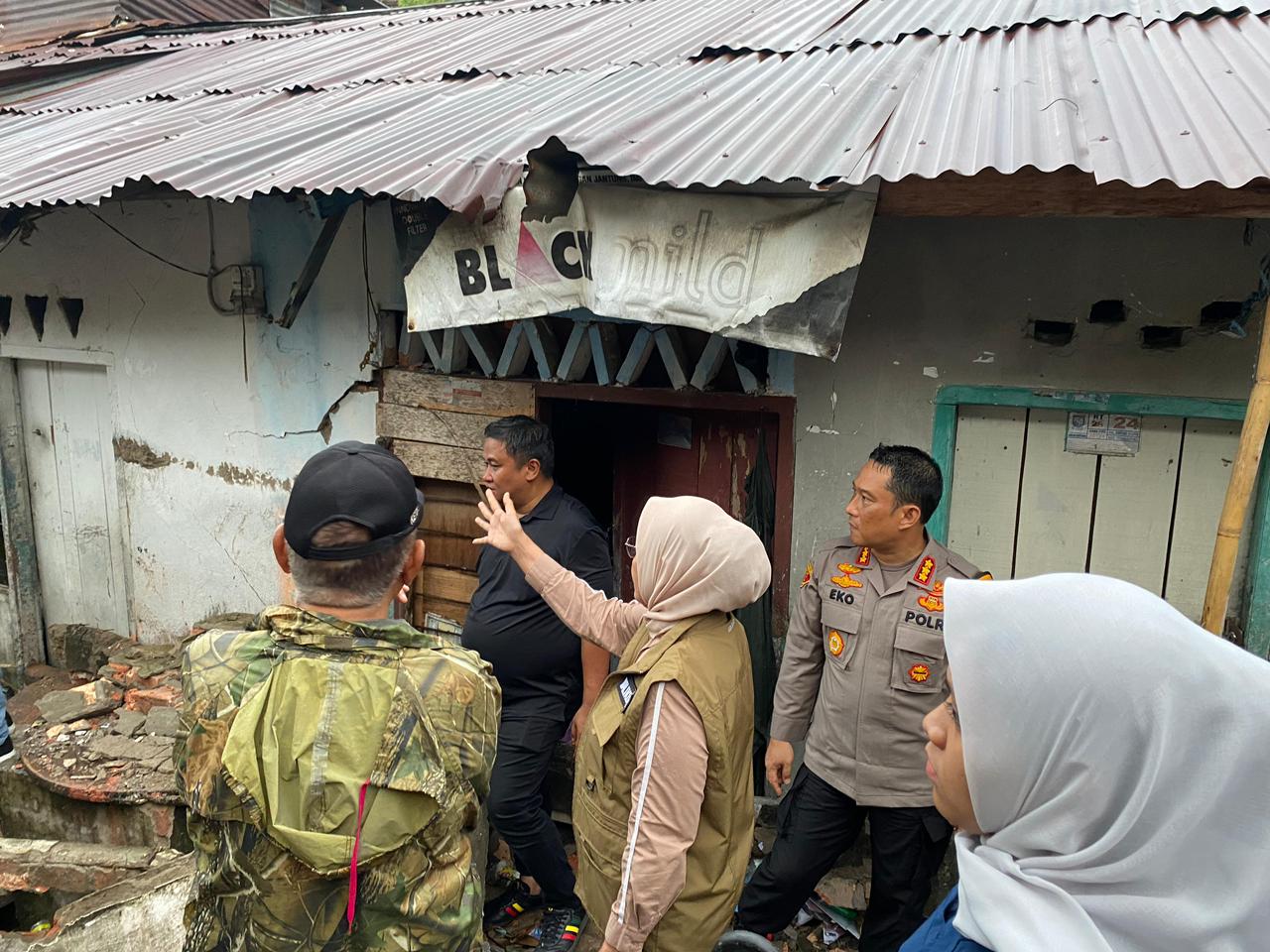 Tinjau Tembok Roboh, Pj Wali Kota: 'Segera Ditangani Karena Akses Jalan Masyarakat'