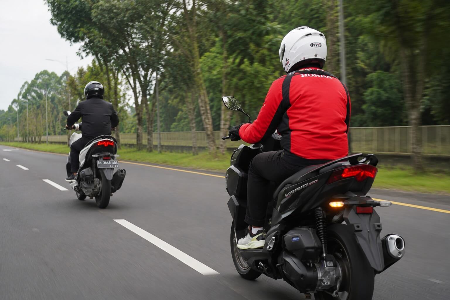 Jangan Asal Salip, Ikuti Tips Aman Mendahului Kendaraan di Jalan