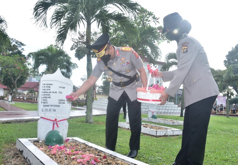 Kapolda Jambi Pimpin Tabur Bunga di Taman Makam Pahlawan