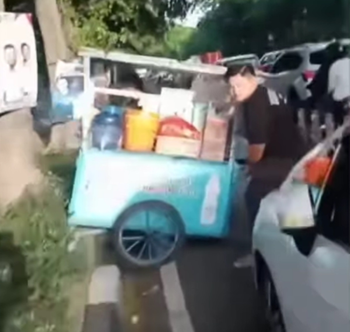 Viral Mobil Nekat Masuk Jalur Sepeda, Direkam oleh Pengendara Motor, Netizen Galfok: Semuanya Salah!