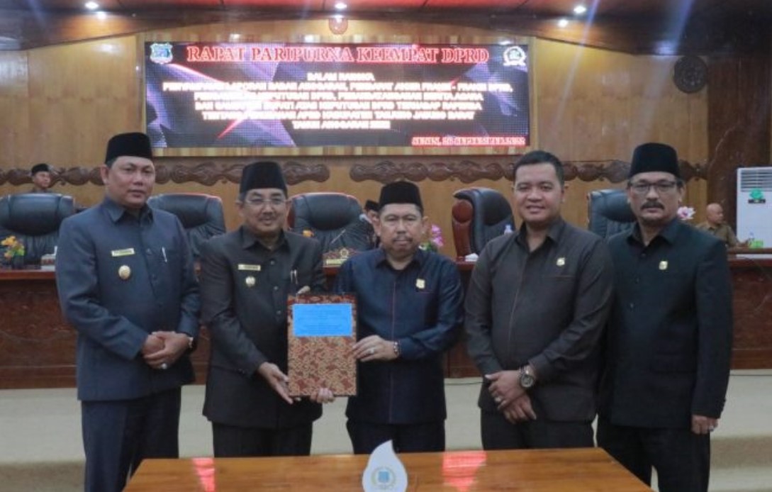 Bupati Hadiri Rapat Paripurna Keempat Keputusan Ranperda DPRD Tanjab Barat