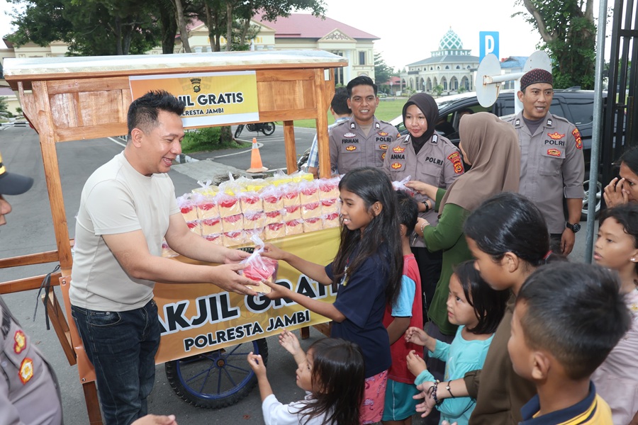 Berkah Ramadan, Kapolresta Jambi Bagi-bagi Takjil ke Warga dan Motivasi Tahanan