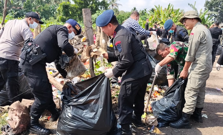 Brimob Polda Jambi Sapu Bersih Tumpukan Sampah di Kecamatan Jambi Timur, 2 Kompi Diturunkan