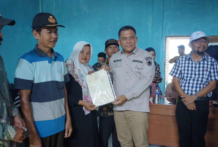 Penyerahan Sertifikat Tanah Program Redistribusi Resmi Dilakukan di Muaro Jambi