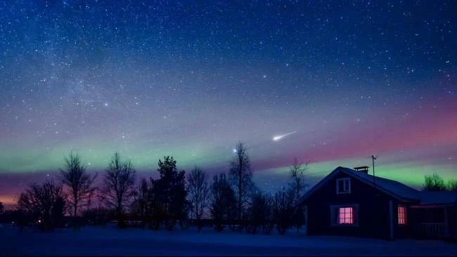 Wah! Dua Komet Baru SWAN dan Lemmon Hiasi Langit Oktober 2025