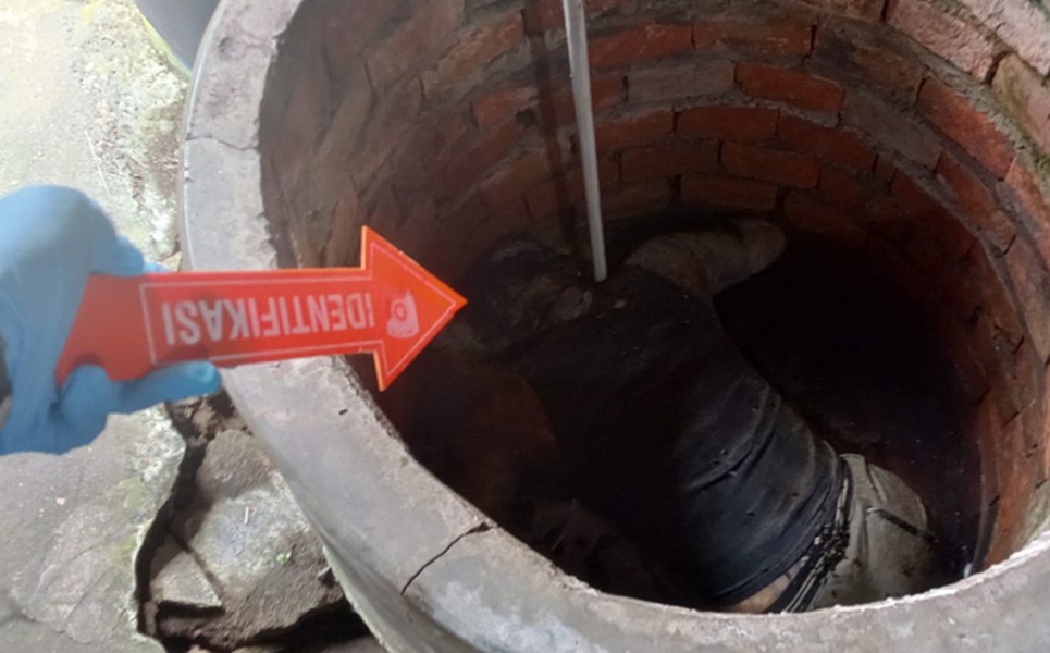 Bau Menyengat Bongkar Misteri! Pria di Muaro Jambi Ditemukan Tewas Mengambang di Sumur Rumahnya