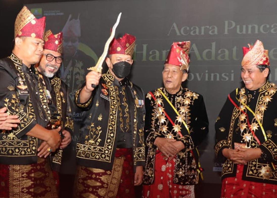 Lembaga Adat Melayu Jambi Sematkan Pin Adat Melayu untuk Kapolda Jambi