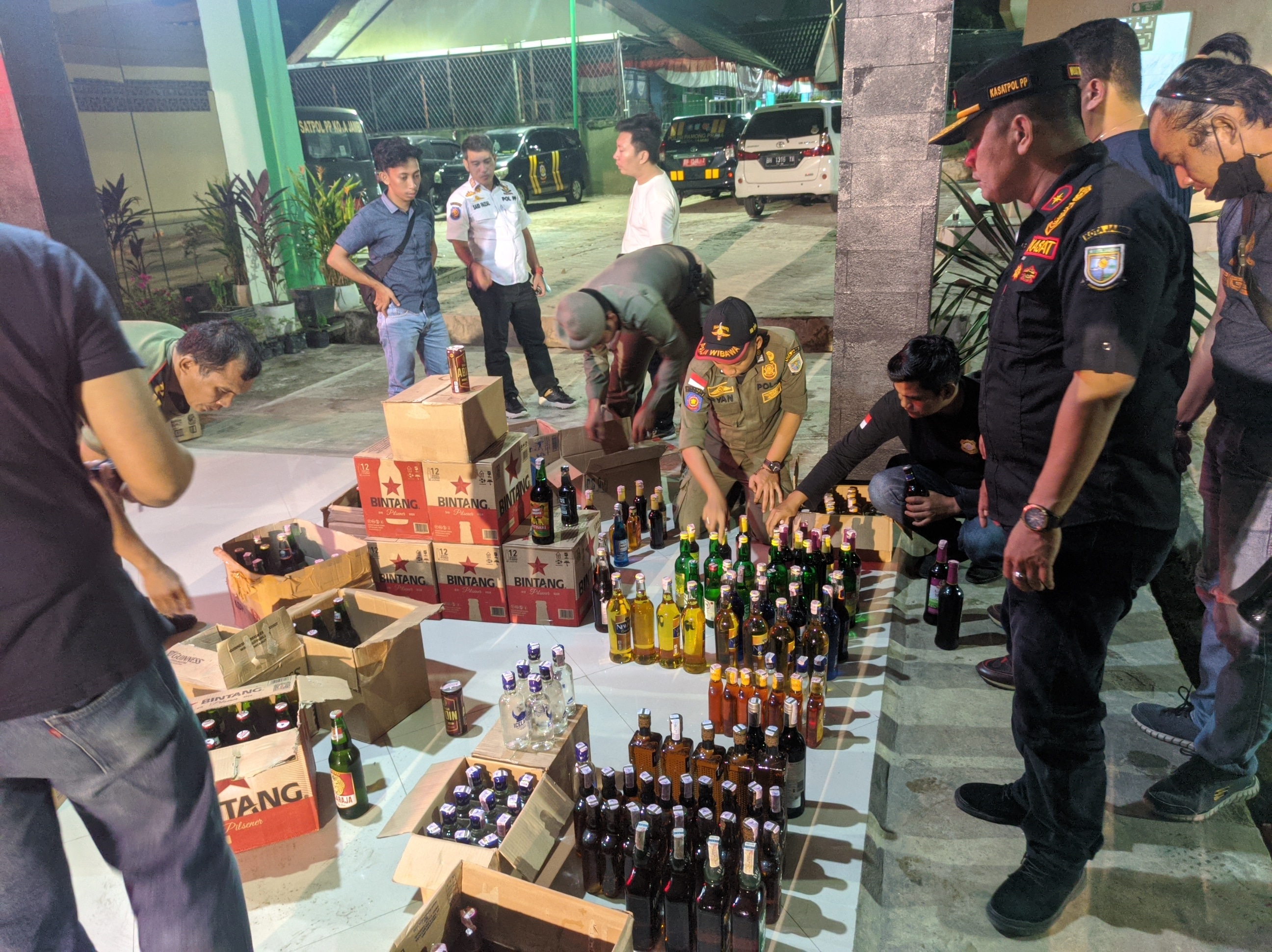 Malam Tadi, Ratusan Botol Miras Diamankan Satpol PP Kota Jambi