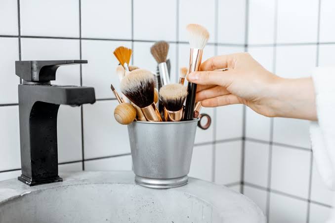 Ladies, Jangan Lupakan Hal Ini, 5 Tips Menjaga Kebersihan Alat Make Up, Bantu Wajah Lebih Glowing 