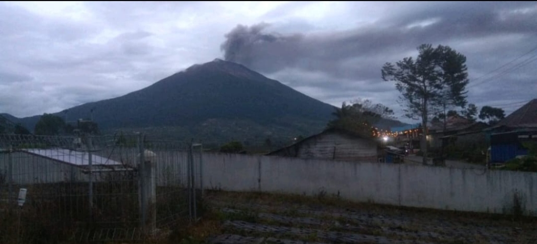 BREAKING NEWS : Gunung Kerinci Erupsi Lagi,  Semburkan Abu Setinggi 900 Meter