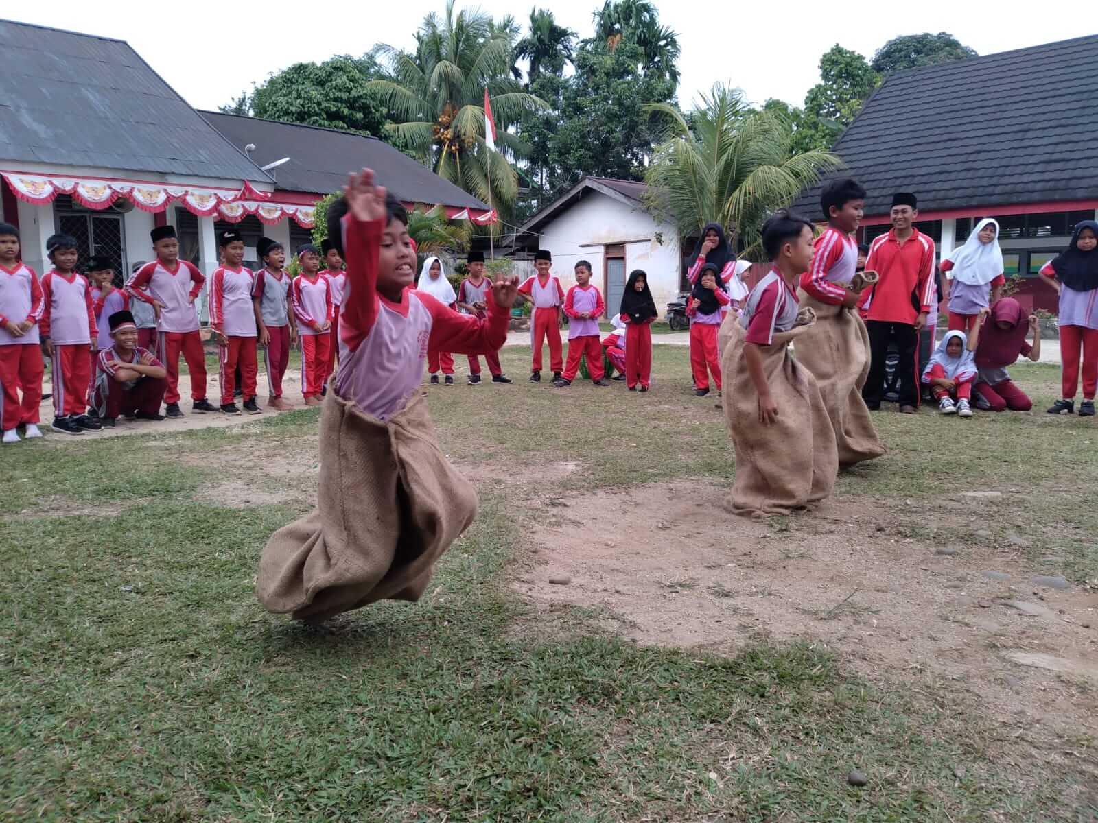 Lomba 17 Agustus Unik dan Murah Meriah yang Bikin Semua Ketawa