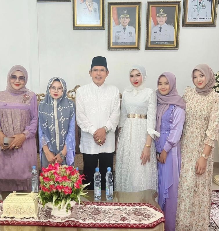 Lagi-lagi di Fitnah, Foto Editan Ahmadi Zubir dituding Nikah Siri Beredar