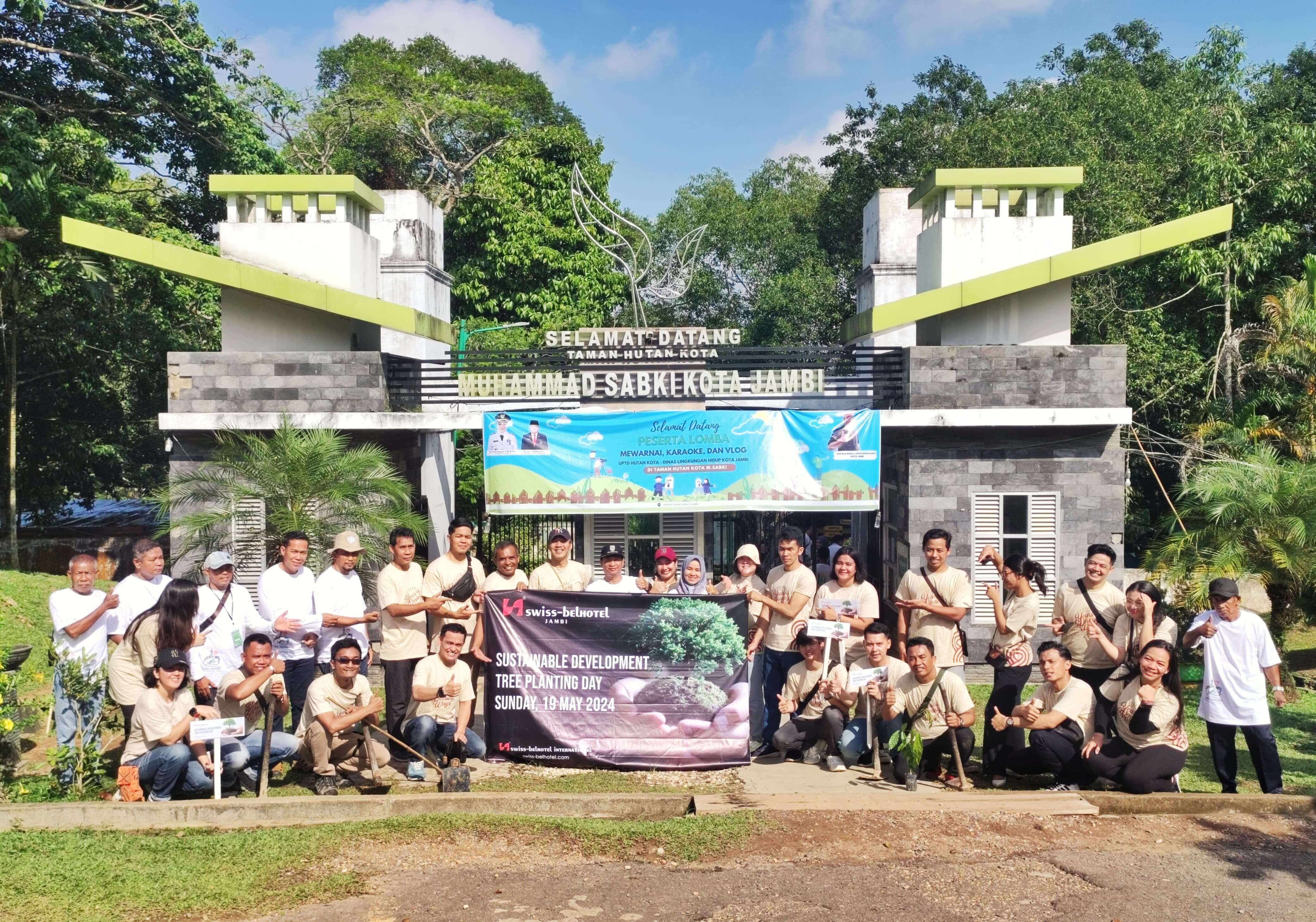 Hotel Swiss-Belhotel Lakukan Penanaman Pohon di Hutan Kota