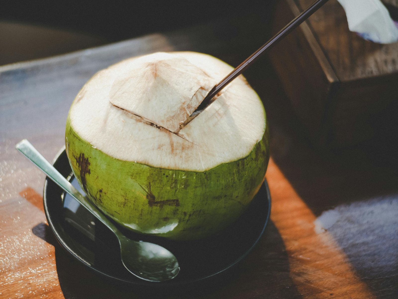 Efek Samping Minum Air Kelapa Muda Terlalu Banyak Bagi Kesehatan  