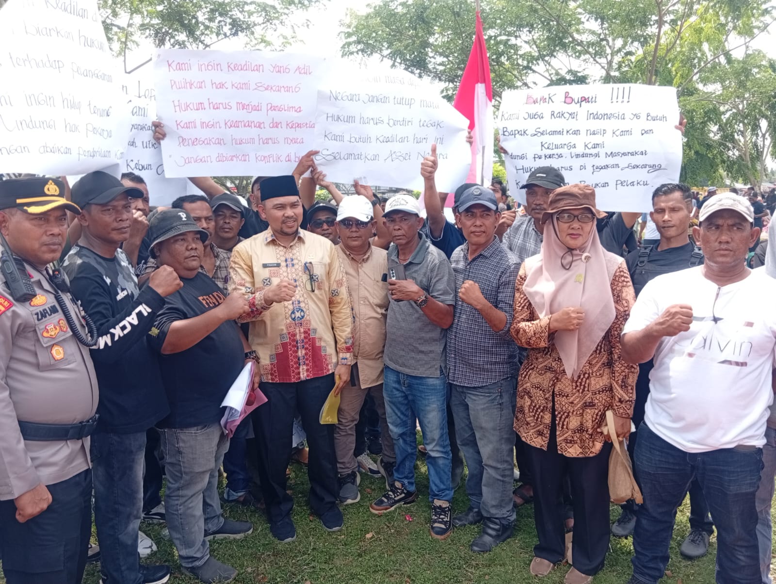 Ratusan Pekerja PTPN IV Cot Girek Datangi Kantor Bupati Aceh Utara ...