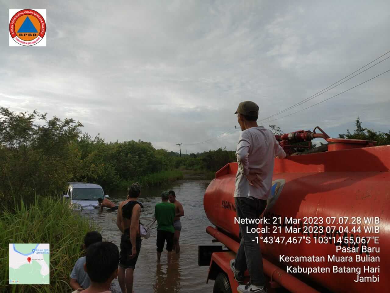 Jalan Tergenang Banjir Akibat Naiknya Debit Sungai Batanghari, Dua Mobil Terperosok