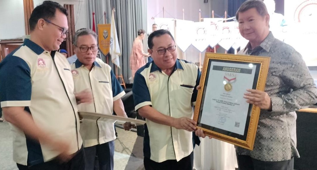 Dinilai Berdedikasi Menjaga Demokrasi, SMSI Anugerahkan Pin Emas pada Prabowo Subianto