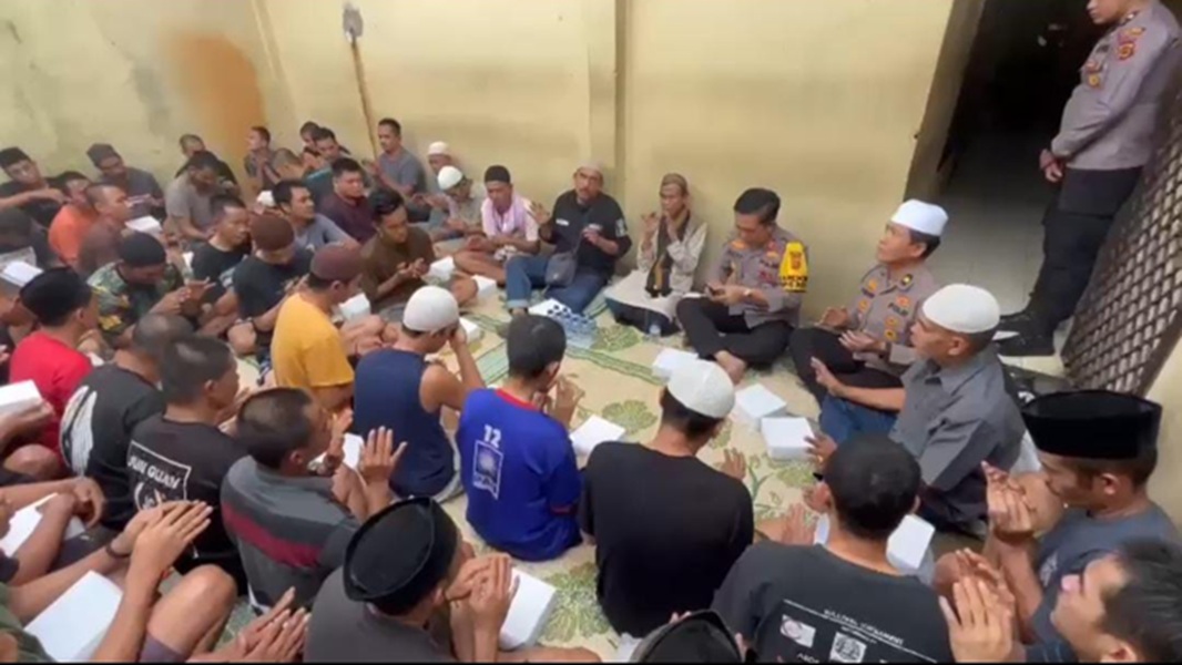 Jumat Berkah di Polres Muaro Jambi, Polisi Makan Bareng Tahanan 