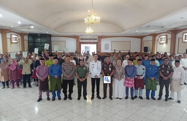 Pj Bupati Mauro Jambi Serahkan 300 sertifikat Pada Pelaku UMKM dan Pembudidaya Ikan
