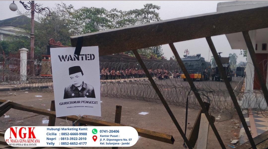 Demo di Jambi Memanas! Massa Rusak Pagar Kantor Gubernur Jambi