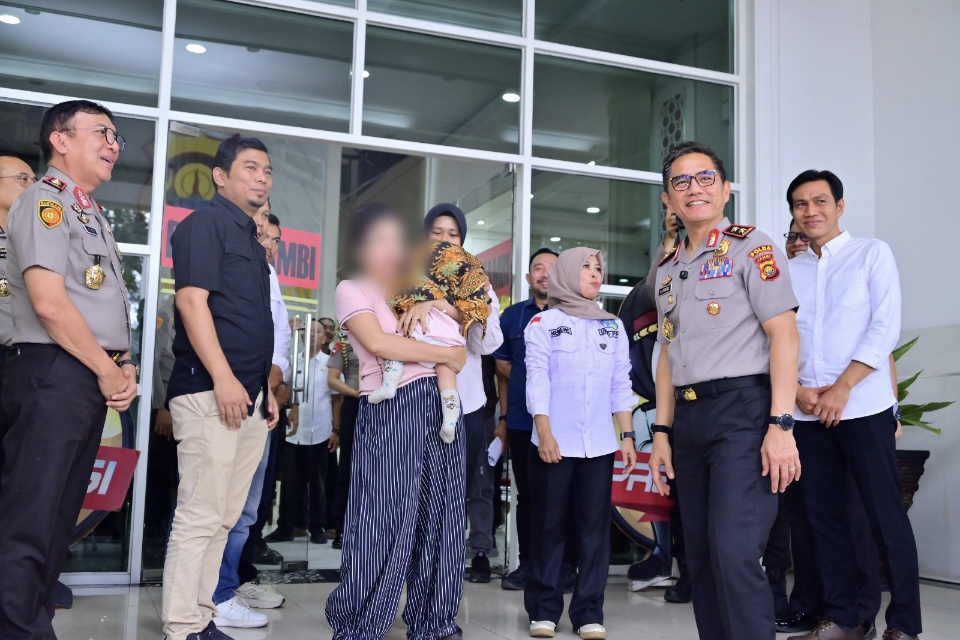 Drama Bayi 8 Bulan Berakhir di Polda Jambi: Irjen Krisno Fasilitasi Penyerahan Bayi G Kembali ke Ibu Kandung