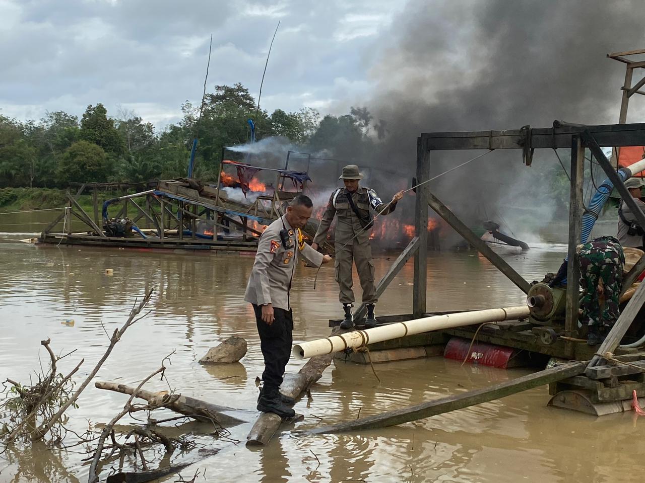 Polres Bungo Bersama Tim Gabungan Musnahkan 18 Unit Rakit Peti di Aliran Sungai Batang Tebo