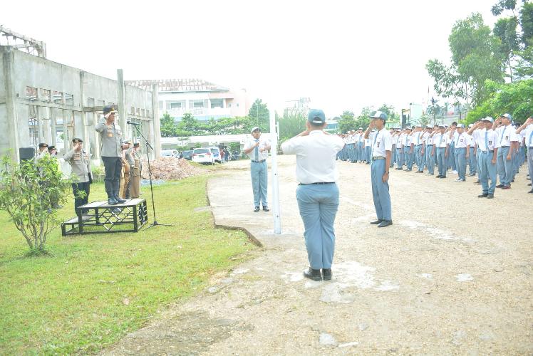 Kapolda Jambi jadi Pembina Upacara di SMKN 3 Kota Jambi, Ingatkan Siswa jangan Terpengaruh Berandalan Bermotor