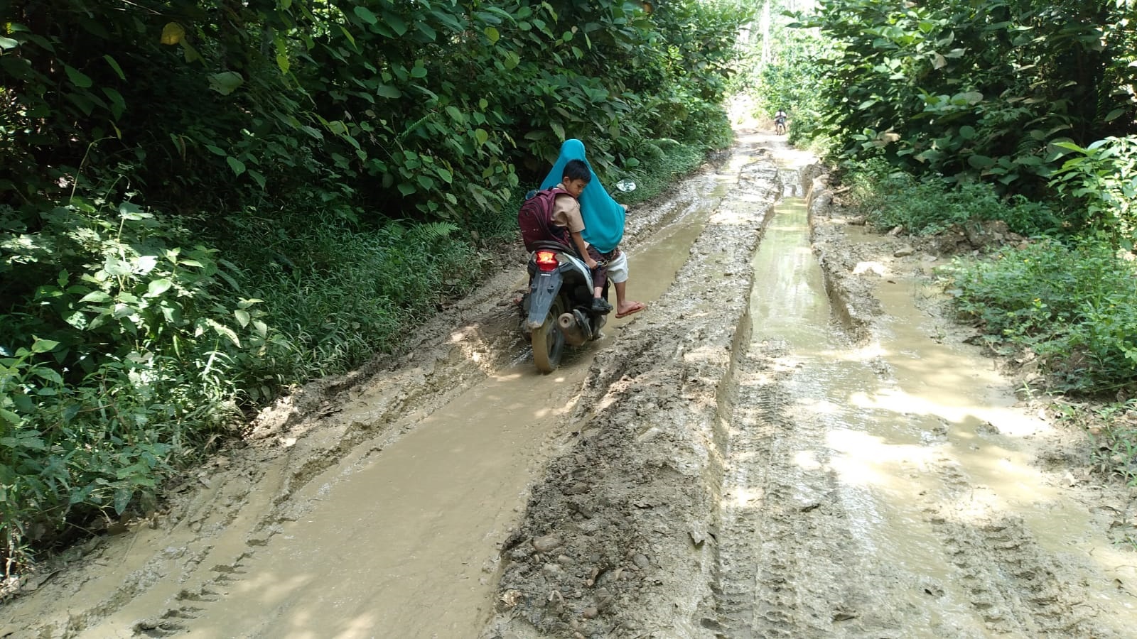 Jalan Penghubung Antar Dusun di Bungi Rusak Parah, Duh Kasihan Ibu Ini Harus Lewati Lumpur