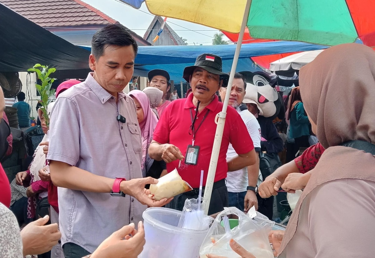 Ke Pasar Sabtu di Sungai Bahar, Zuwanda Borong Dagangan Pedagang