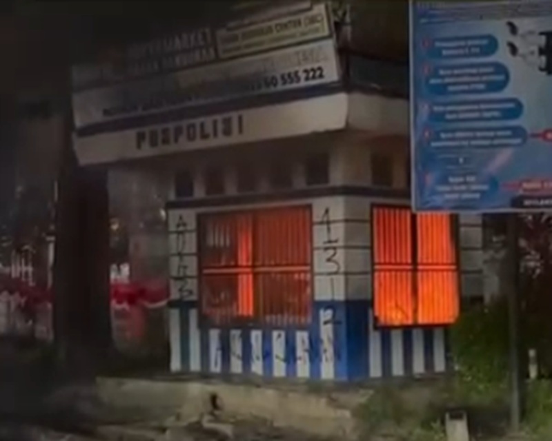 Demo Masih Lanjut! Pos Lantas di Simpang BI Kota Jambi Dibakar Massa