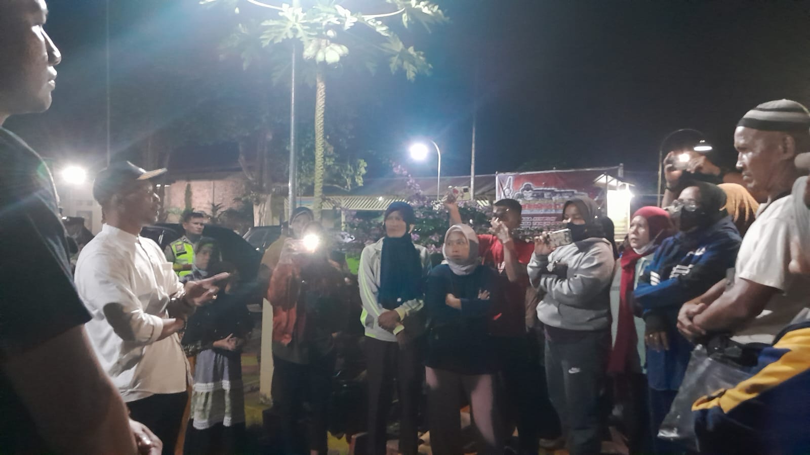 Kepung Polsek Kumpeh Ulu, Warga Desa Sumber Jaya Tuntut 10 Warganya Dilepas, Sebut Polisi Tak Adil