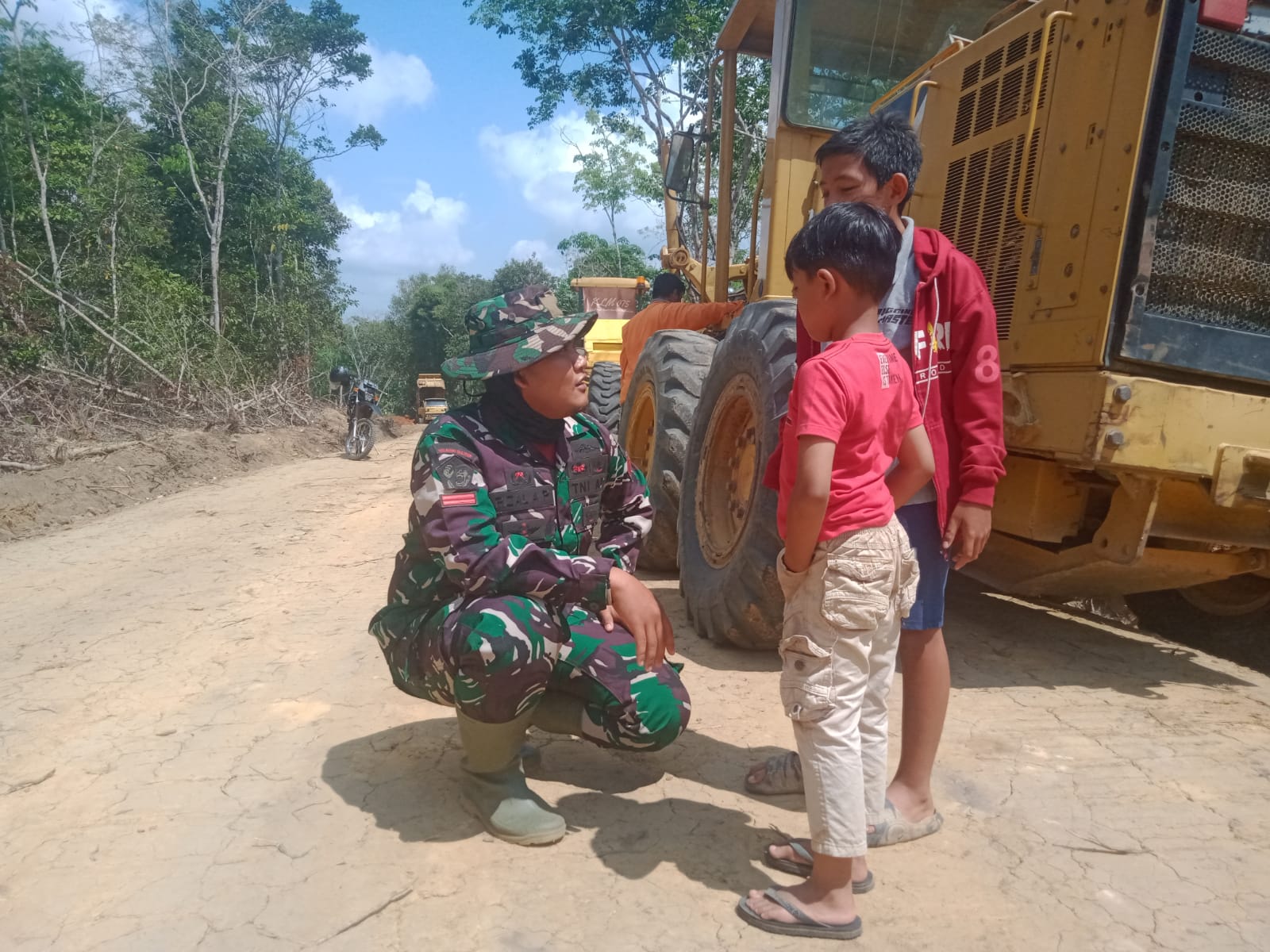 Obati Rasa Rindu dengan Keluarga, Personil Satgas TMMD ke-121 Kodim 0415/Jambi Bercanda dengan Anak-anak