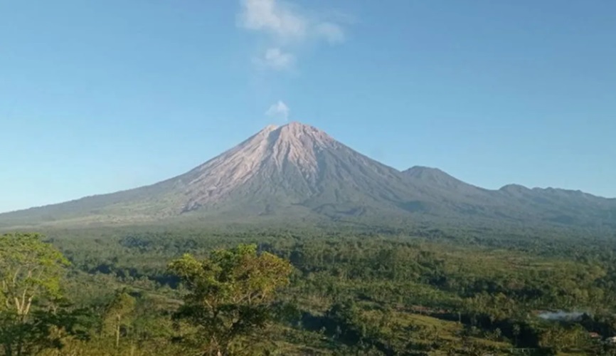 Gunung Semeru Erupsi 11 Kali, Masyarakat Diimbau Waspada Meski Letusan Tak Terlihat