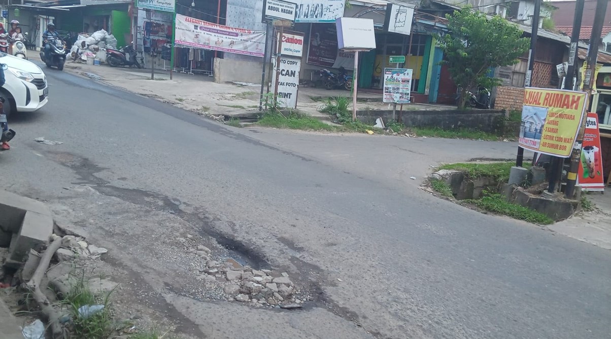 Bekas Galian PDAM di Jalan Syailendra Rawasari Dikeluhkan, Warga: Sehari Bisa 3 Kecelakaan