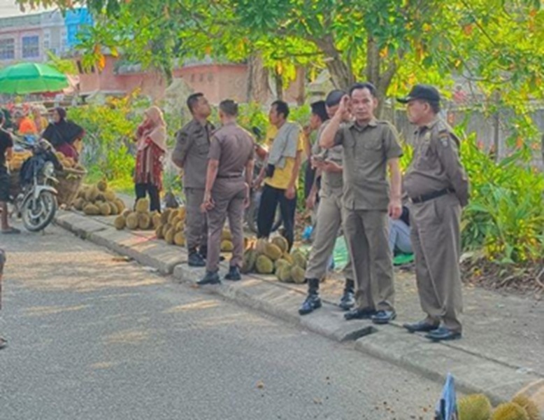 Dianggap Salahi Aturan, Satpol PP Bungo Tertibkan Pedagang Durian di Taman Kota Muara Bungo