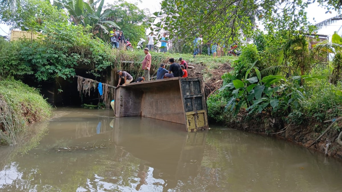 Kecelakaan Truk Muatan Pasir dan Batu, Masuk Sungai Sedalam 3 Meter di Jalan Lintas Sumatera 