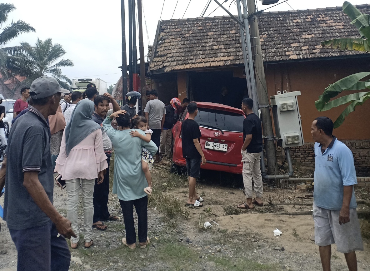 Sopir Ngantuk, Avanza Merah Tabrak Rumah Warga di Muaro Jambi, Sopir Dibawa ke Rumah Sakit