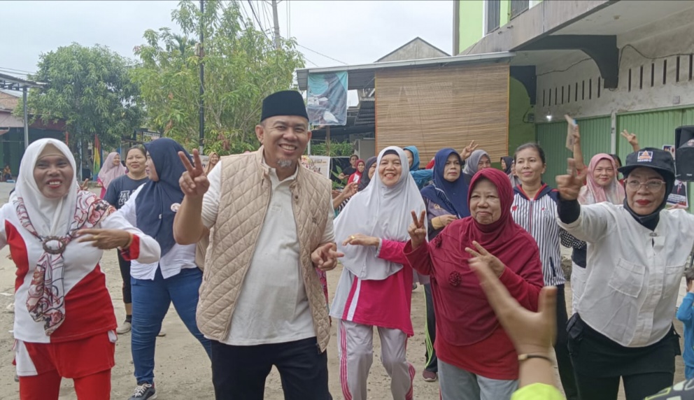 H Abdul Rahman Senam Bareng Warga Kelurahan Aur Kenali