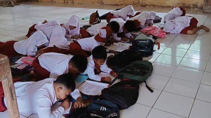 Tak Punya Kursi, Siswa SD di Tebo Belajar di Lantai