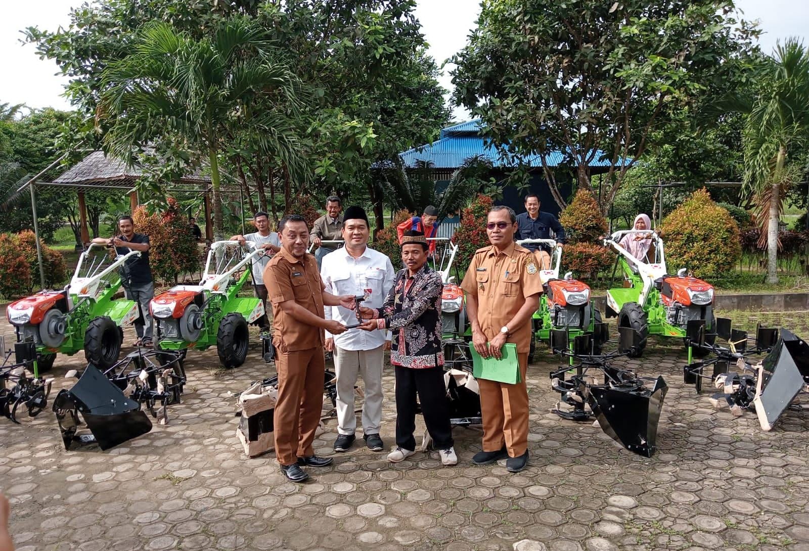 Kelompok Tani Terima Bantuan 6 Unit Traktor Roda Dua Rotary Dari SKK Migas PetroChina