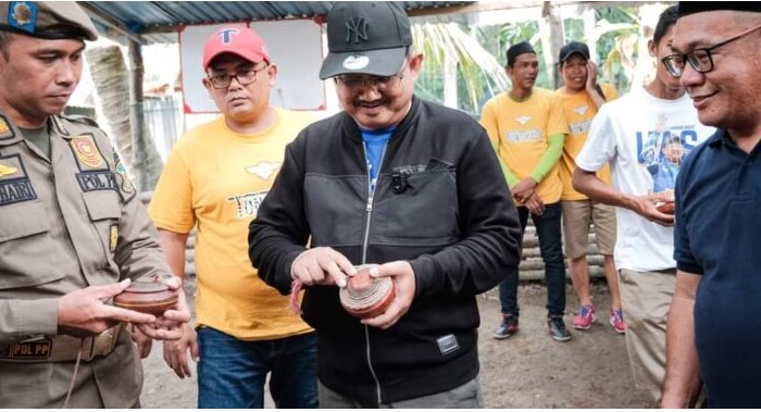 Anwar Sadat Buka Turnamen Gasing Undi Tabung di Seberang Kota