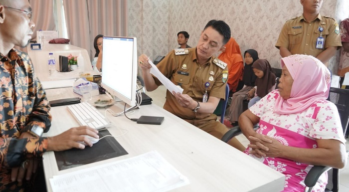 Percepat Layanan Adminduk, Pj Bupati Bachyuni Tinjau Perekaman E-KTP di Kantor Desa Muhajirin Jaluko